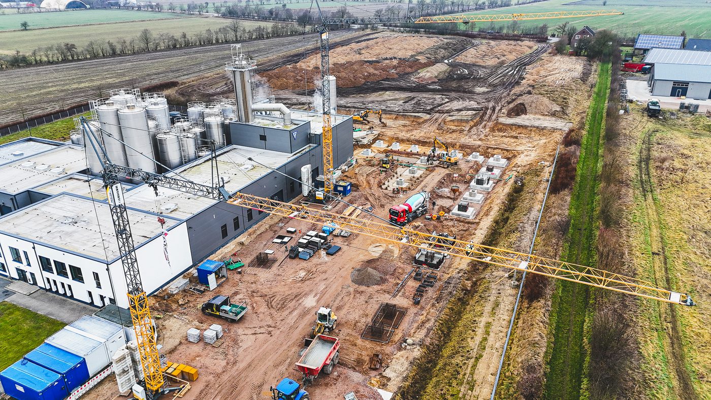 Luftaufnahme der Baustelle der Meierei Viöl mit Silos und Baukran