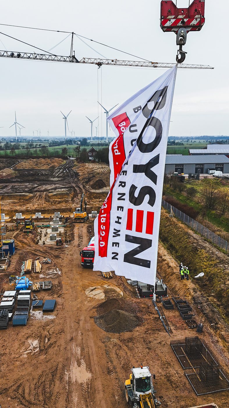 Boysen-Banner am Kran über der Baustelle der Meierei Viöl