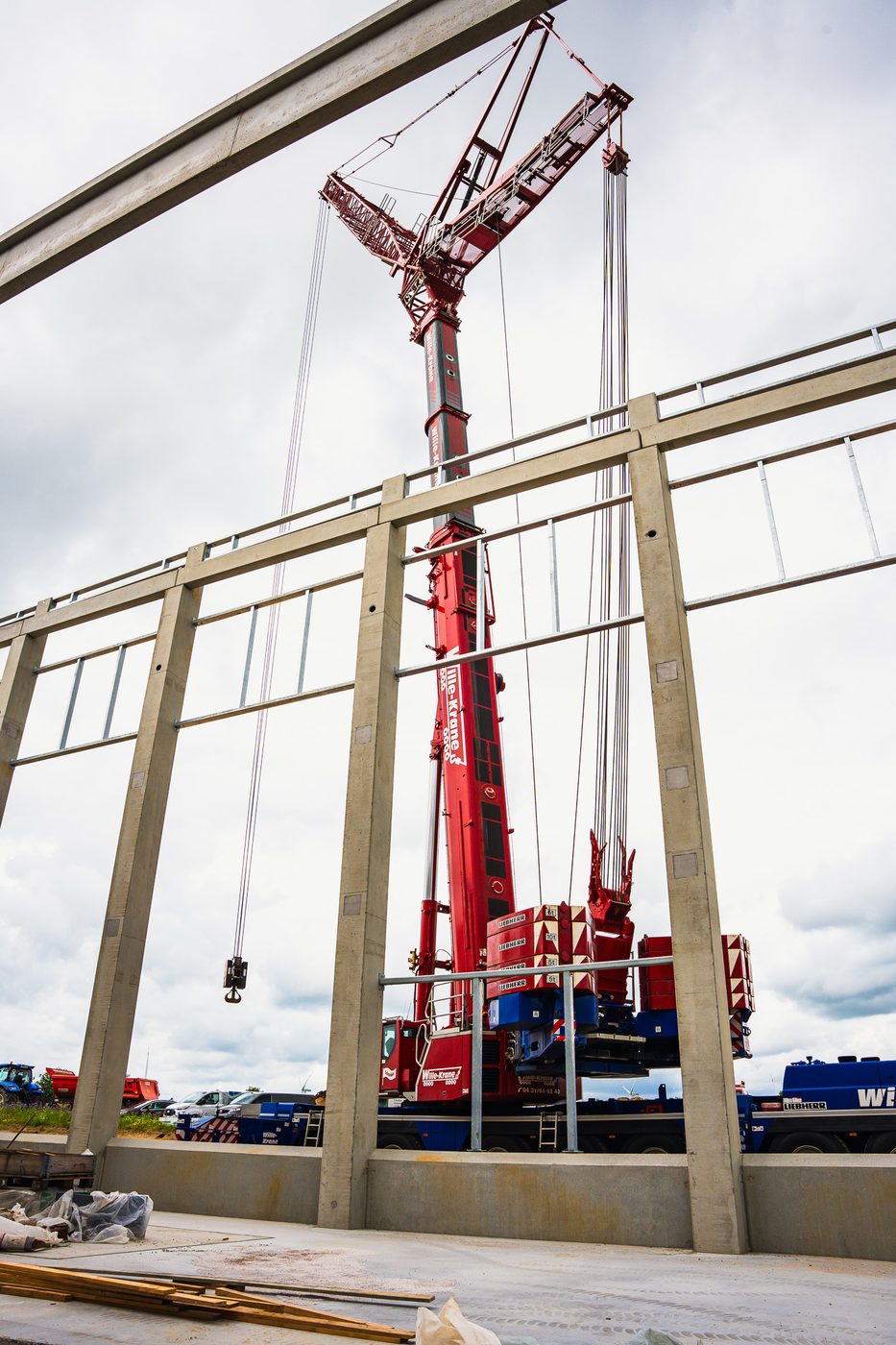 Autokran richtet das Betonskelett des Neubaus der Meierei Viöl auf
