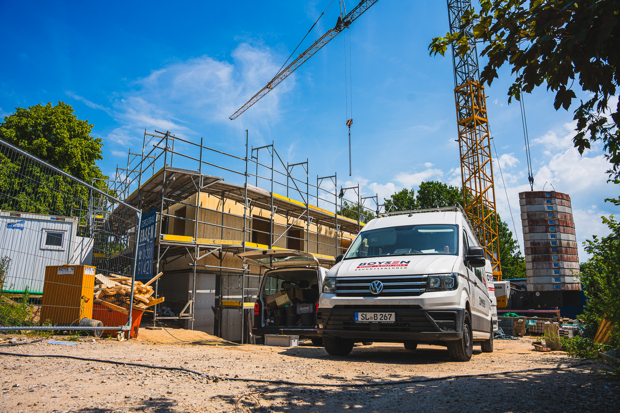 Boysen-Baustelle in der Region – Firmenfahrzeug und Kran im Einsatz
